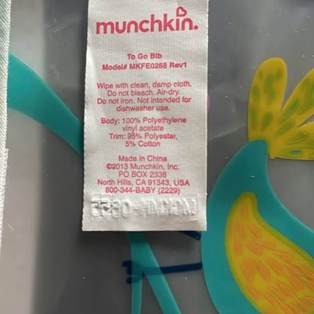 Munchkin To-Go Bib - Picture 4 of 5